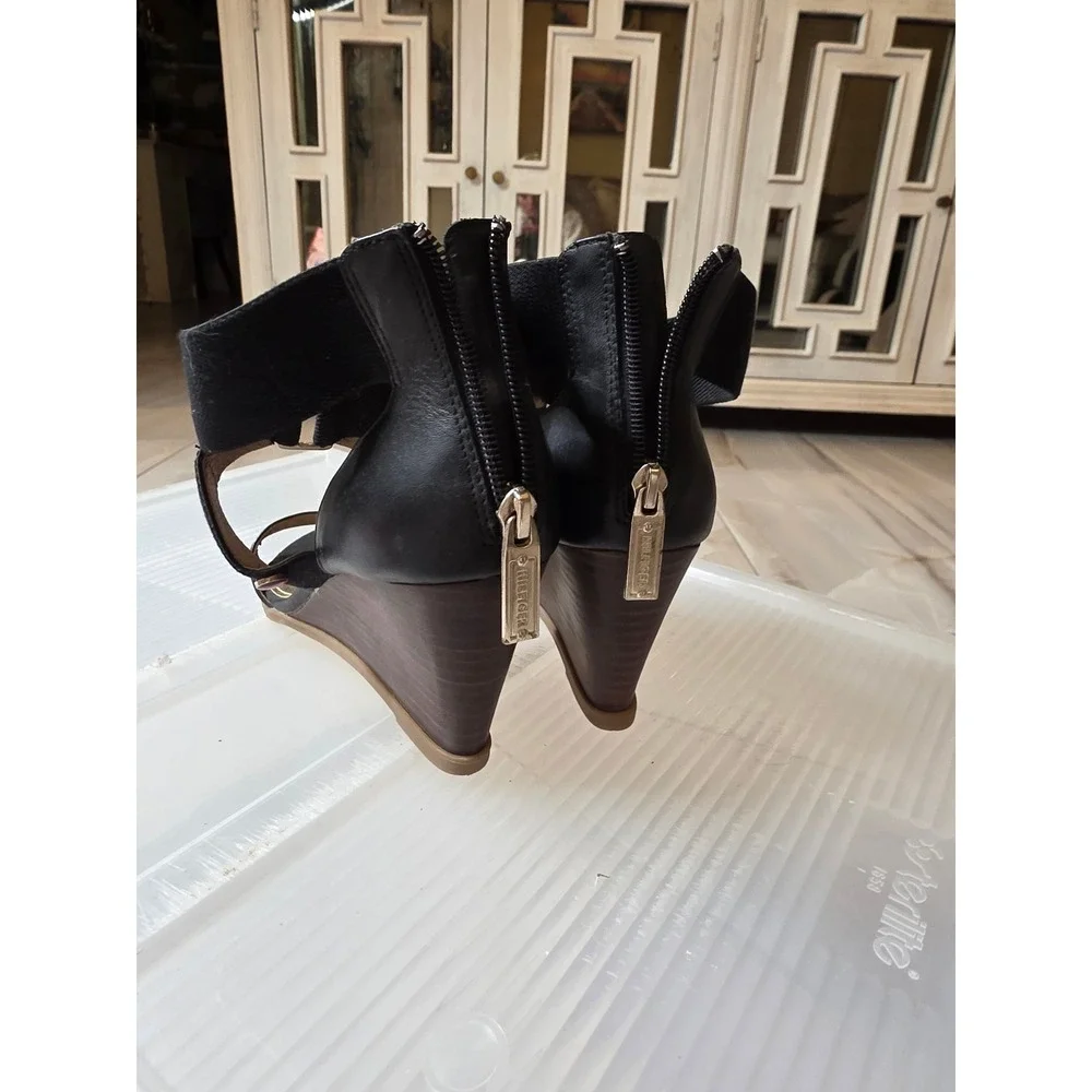 Tommy Hilfiger Black Leather Wedge Sandals Gold Footbed Elastic Straps Size 6.5M